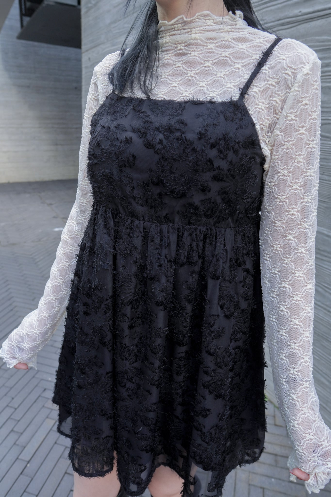 <現貨> 羽毛提花鏤空綁帶短連衣裙OPs｜兩色入