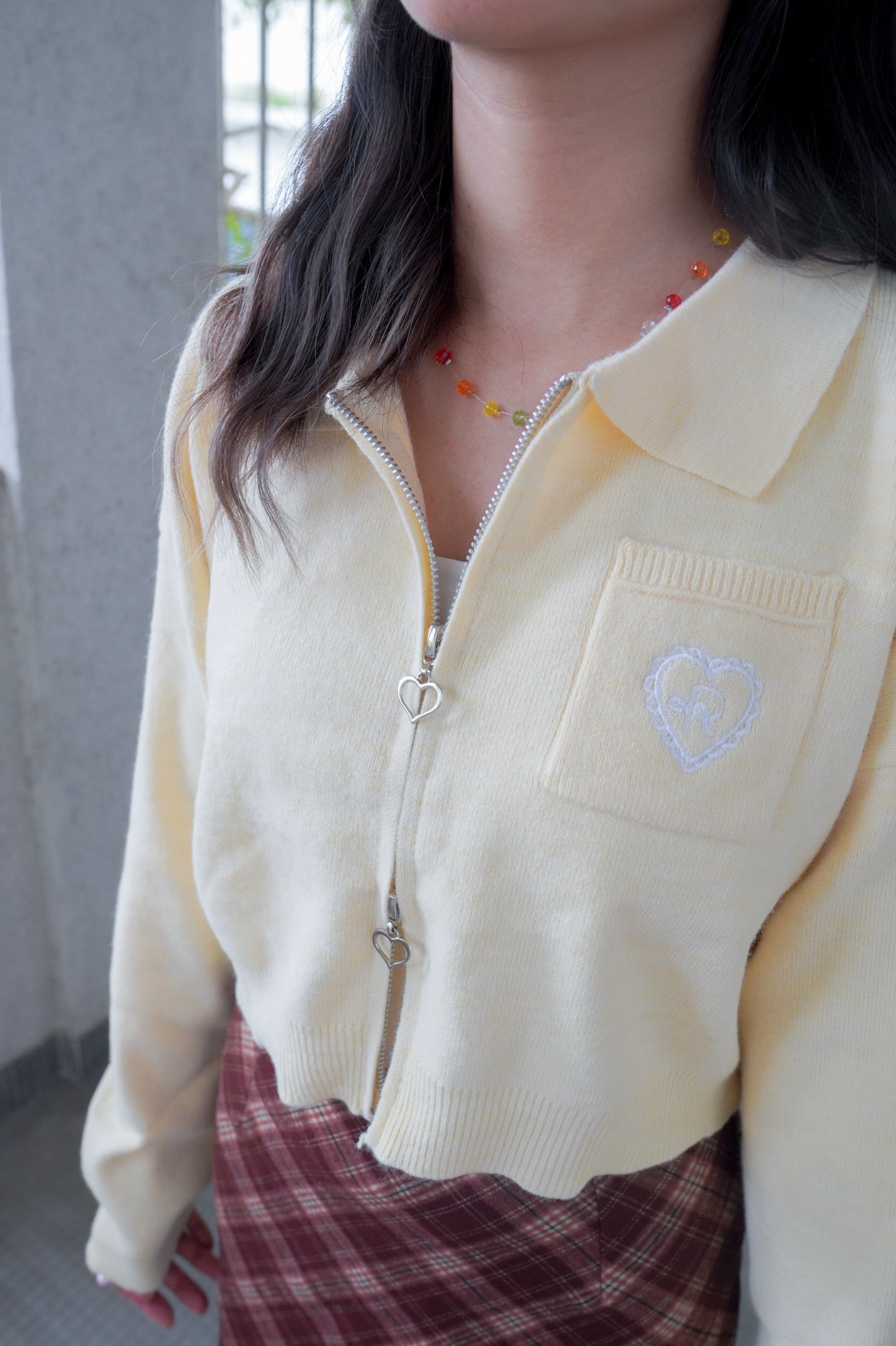 <預訂> 超可愛～馬卡龍愛心刺繡拉鍊口袋針織上衣｜米黃