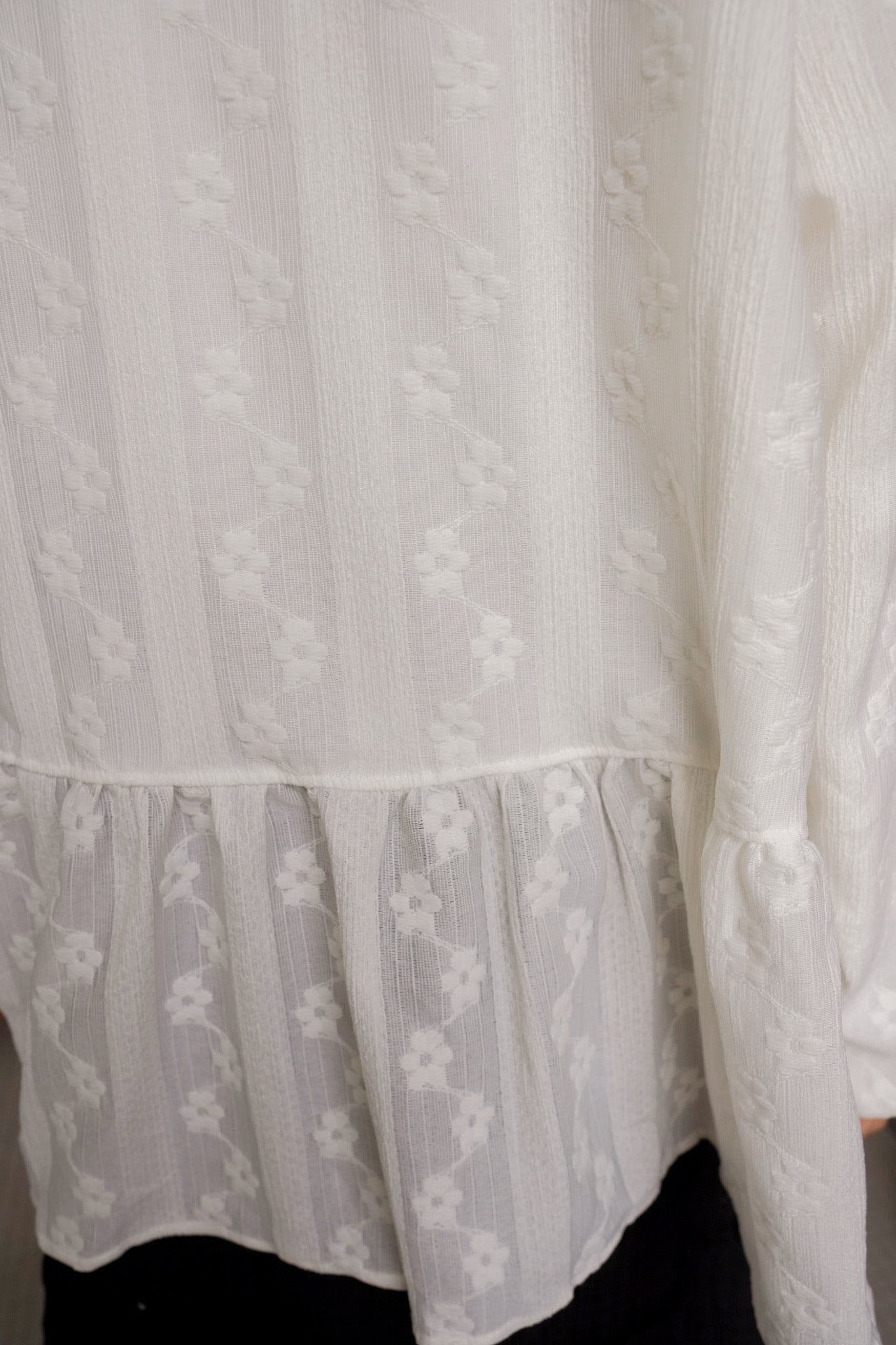 <預訂> 獨家款 泰國人手製作!  刺繡立體小花卉綁帶開胸泡泡袖上衣｜兩色入