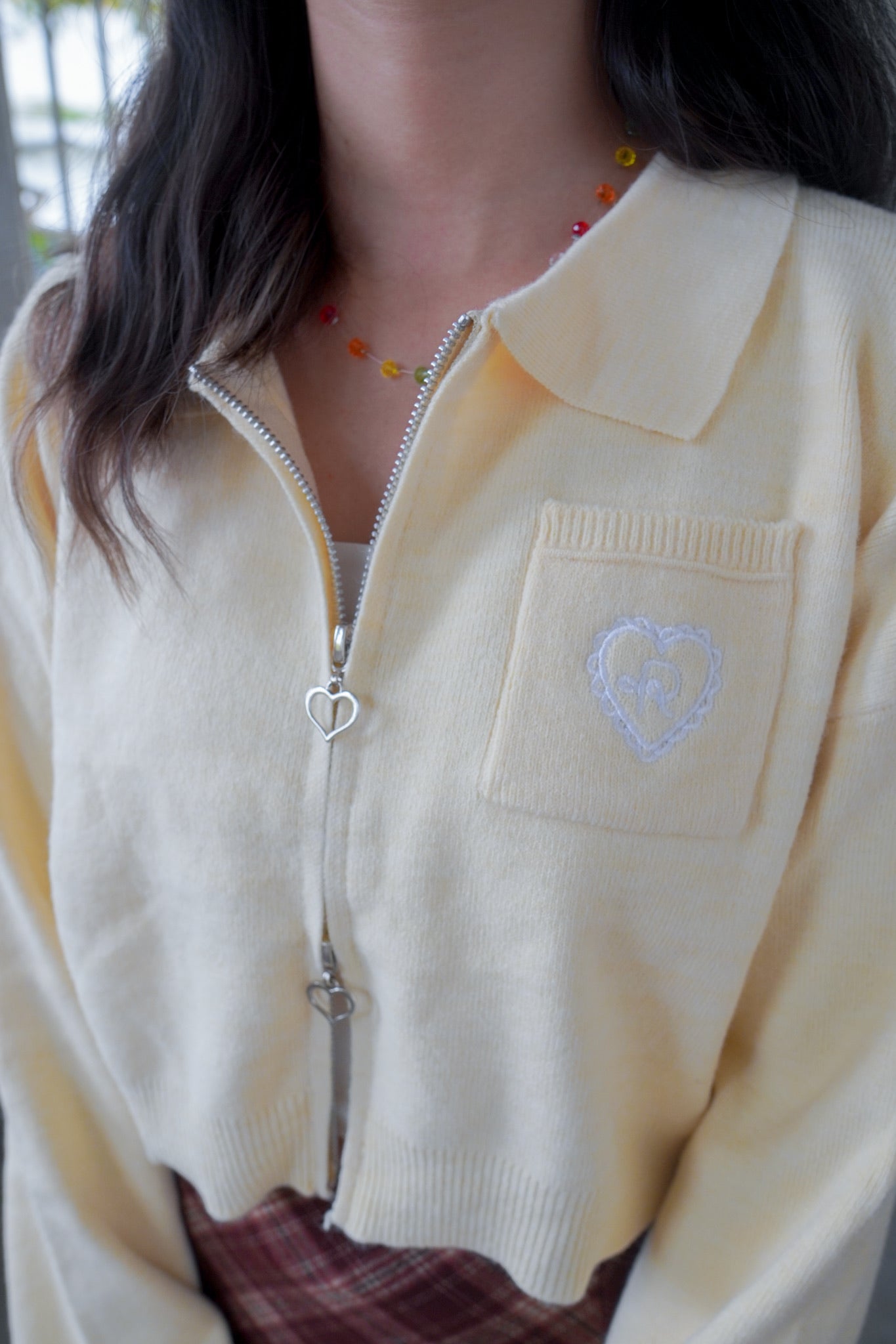 <預訂> 超可愛～馬卡龍愛心刺繡拉鍊口袋針織上衣｜米黃