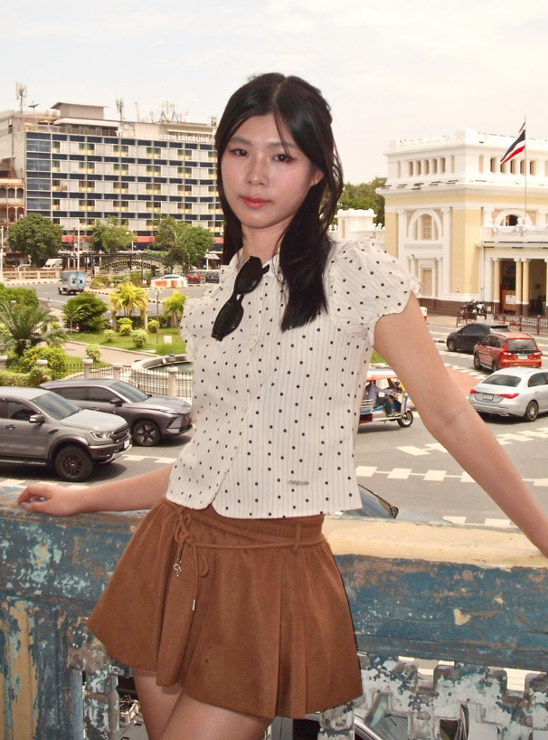 <預訂> 泰國小眾品牌🇹🇭 玫瑰胸針泡泡袖翻領雙排扣襯衫 | 兩色入