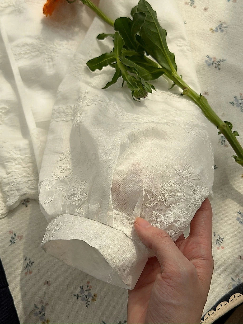 <預訂> 越南小眾品牌🇻🇳 少有不透! 扇形蕾絲刺繡花卉仿絲上衣 (含內襯)